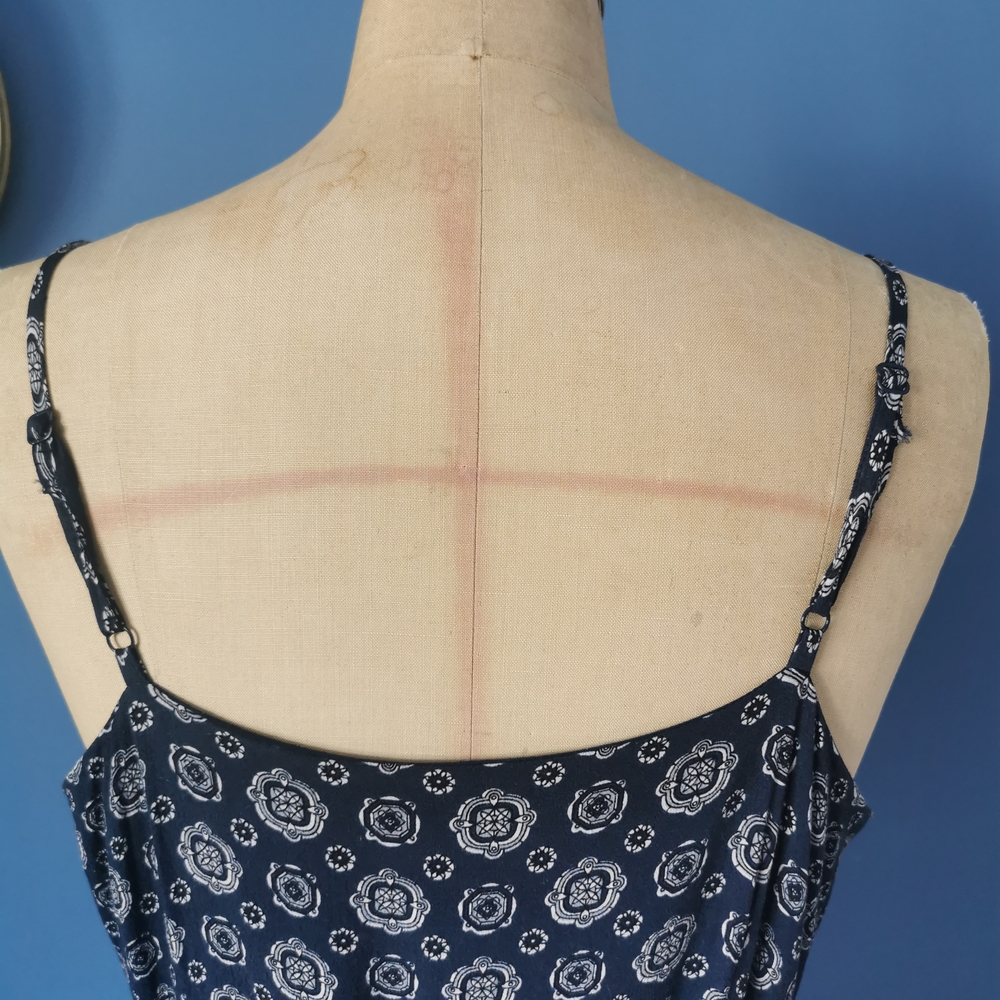 Chic Blue Patterned Dress - Picture 4 of 9